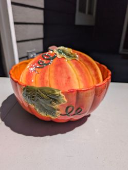 Pumpkin bowl with 6 plates