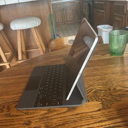 13’ iPad Air 512GB With Magic Keyboard Included 