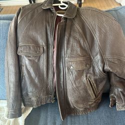 YES : STILL AVAILABLE SO DON’T ASK ANYMORE: MAN OLD TIMER LEATHER JACKET USED WITH SOME SCUFFS BUT STILL SOLID - LARGEV