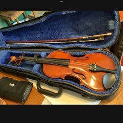 Franz Hoffmann violin with case and now, beautiful condition needs to be restrung this is a classic  V009E8 serial, size 12, made in 1998. Approximate