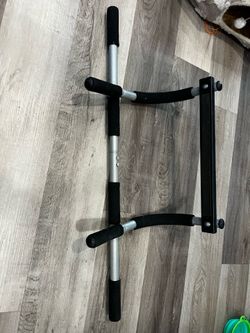 Pull up bar that fits into doorway
