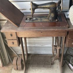 Singer Sewing Machine 
