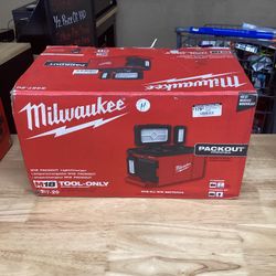 (New) Milwaukee M18 18-Volt Lithium-Ion Cordless PACKOUT 3000 Lumens LED Light with Built-In Charger