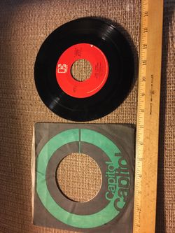 Carly Simon vinyl 45 record “Nobody does it better” and “after the storm”