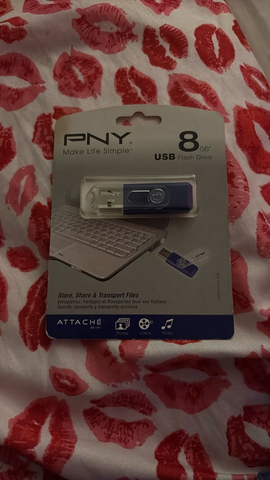PNY Attache 8GB USB 2.0 Flash Drive - P-FD8GBATT03-GE