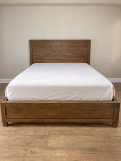 Cama Queen de madera sólida Macy’s