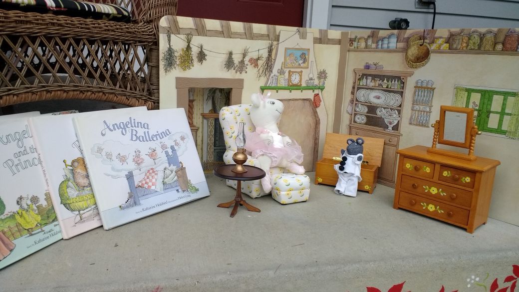 Angelina Ballerina w/Storybook Cottage, picture books, amazing doll furniture, 3 outfits.