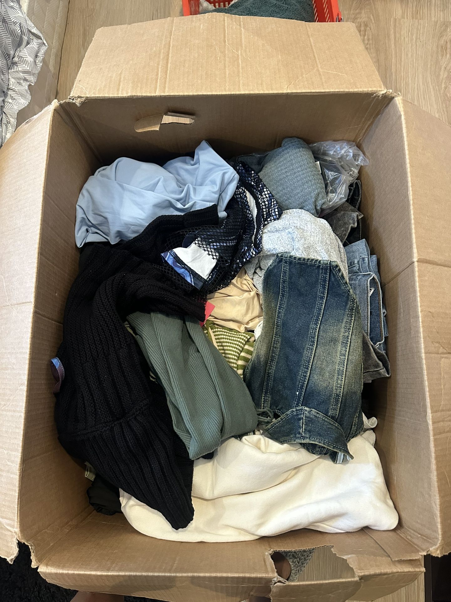 *READ DESCRIPTION* Massive Women’s Clothing Bundle – Trendy Tops, Jeans, Gym Sets, Zara, PLT & More