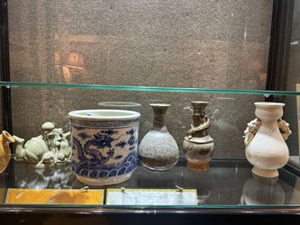 Chinese blue and white dragon Jar