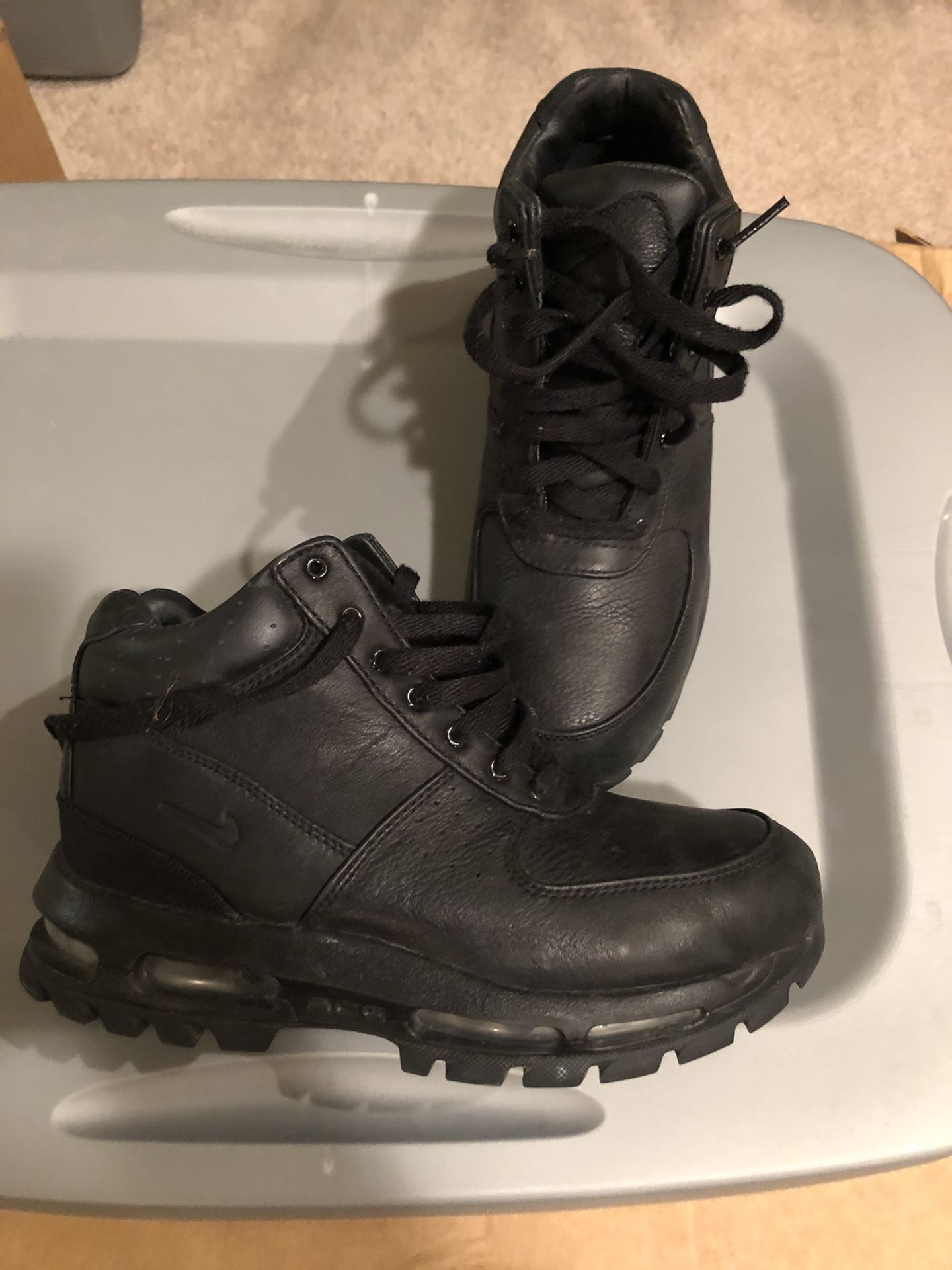 Boys Nike shoes size Y6