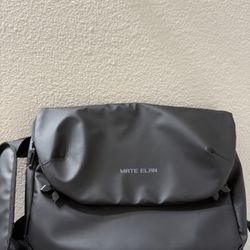 MATE ELAN MESSENGER CROSSBODY BAG