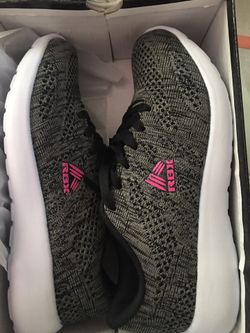 Tennis shoes