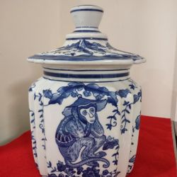 Chinese Porcelain Pottery Blue & White  10" Tall;Jar Canister w/ Lid .