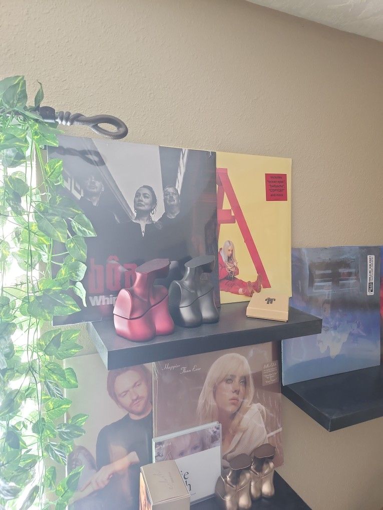 Boâ, FINNIEAS, Billie Eilish vinyls and Billie perfume