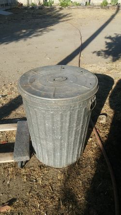 Vintage metal trash can 30 gal rare