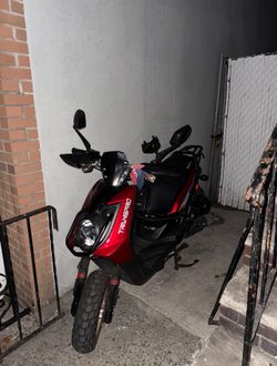 Transpro 150 CC GAS SCOOTER WITH TITLE