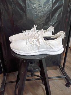 Lightweight - Unbranded Mesh Athletic Sneakers. Size 12.