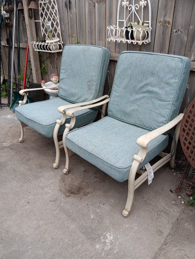 Set Of Two Pieces High Quality Cast Aluminum Low Rocking Arms Chairs With Cushios
