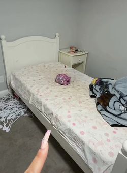 Twin bed pottery barn girls