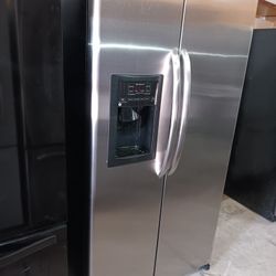 G/E Refrigerator Side By Side Everything Works Good 