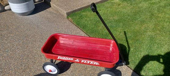 Very nice vintage Radio Flyer wagon. 0900