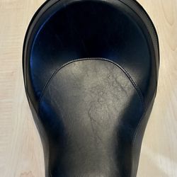 Harley Dyna St. Bob stock seat - hardly used -09 /2017