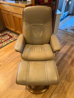 Ekornes Stressless Senator Leather Recliner Chair with Ottoman Medium Sand