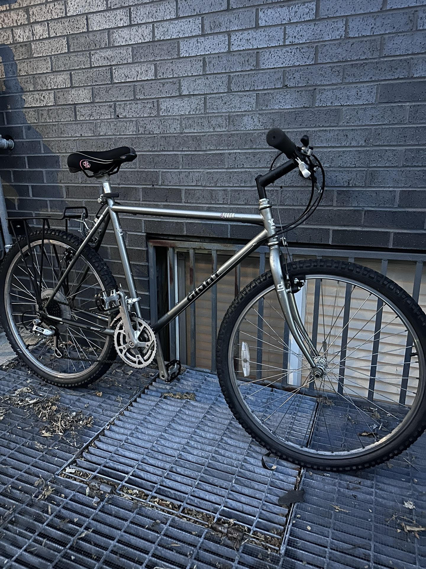 Giant Hybrid Road Bike