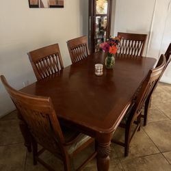 Wood dining table / Mesa de madera 
