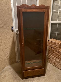 Vintage Wooden Gun Cabinet w/lock no key