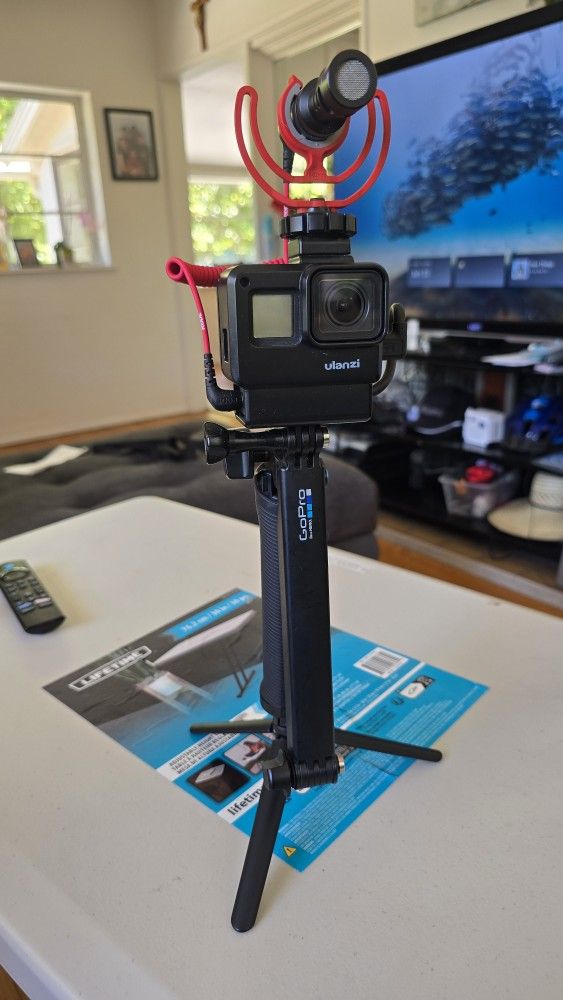 GoPro HERO7 Black Bundle – w/ Rode Mic & GoPro Selfie Stick – Great Condition