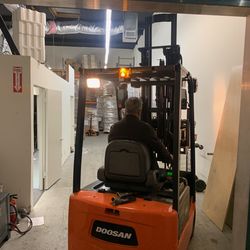 Electric Forklift Doosan  With Battery And Charger Station