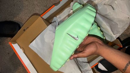 Nike mind slides lime