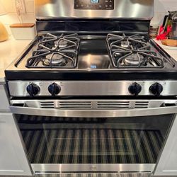 GE 30" Gas Range.