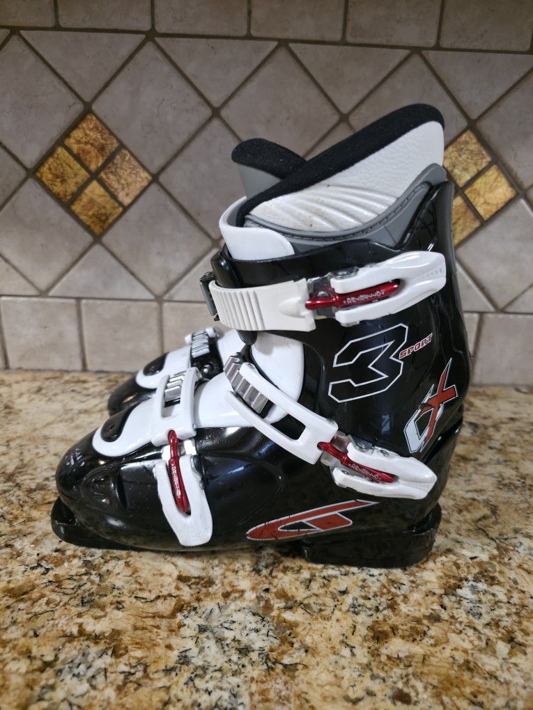 Ski boots 25 / 25.5 women's 8 / 8.5 men's 7 / 7.5 youth size 6 / 6.5
