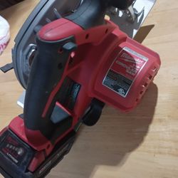 Serrucho Milwaukee Dé 6 1/2 Con Pila 5,0