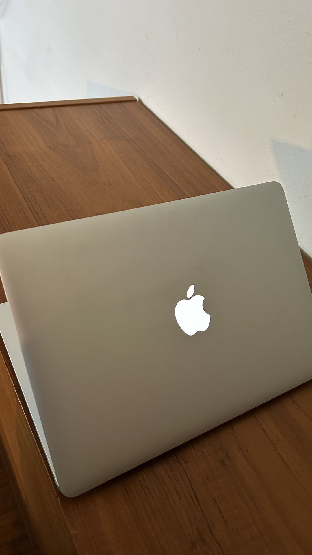 Apple MacBook Air 13” I5/8GB/256GB SSD $200