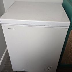 Hisense 5 cu ft Garage Ready Chest Freezer- White , I Accept Zelle