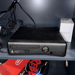 XBOX360 With Kinect Sensor And 2 Controllers And All The Games 