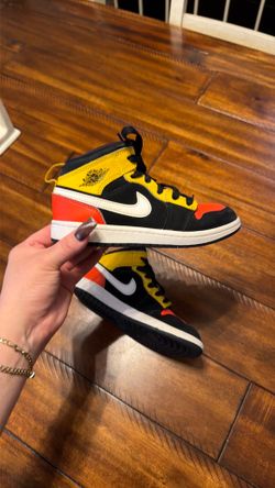 Jordan 1 Mid Black Amarillo Team Orange kids size US 1Y