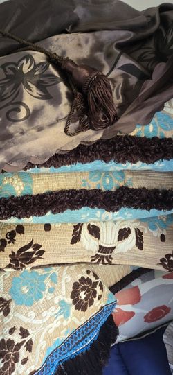 Moroccan Salon Includes 2 Big Tlamet.4 Long Pillows And 4 Large Pillos And Including 2 Brown Matching Curtains!