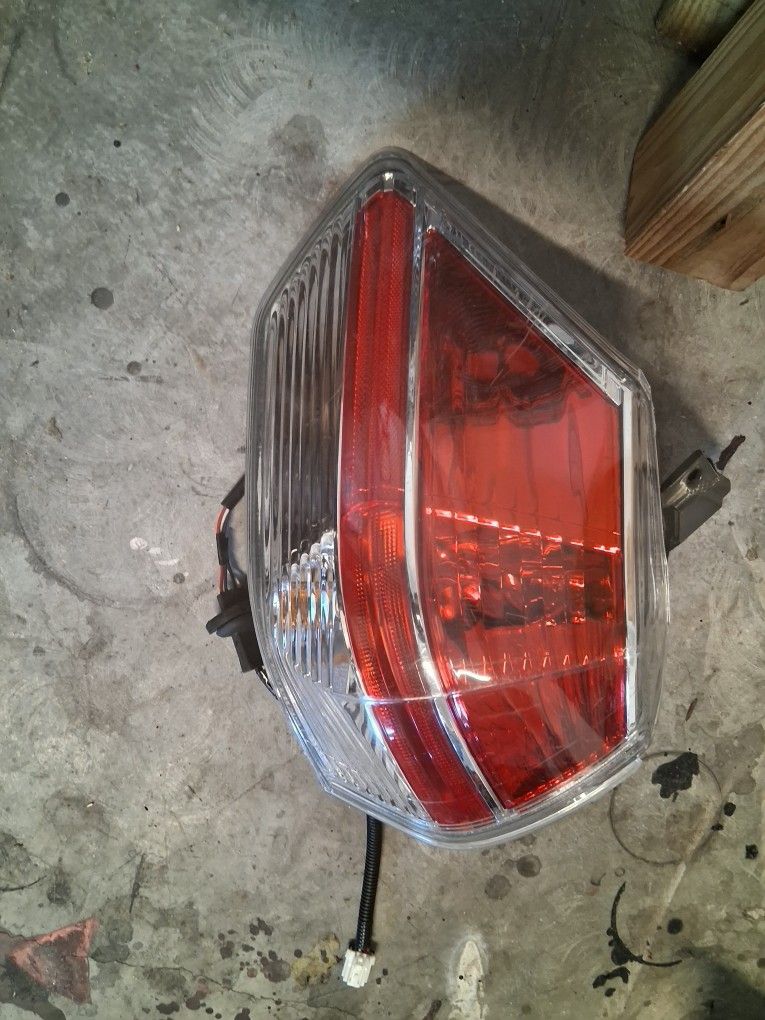 2015 Nissan Rogue left rear taillight