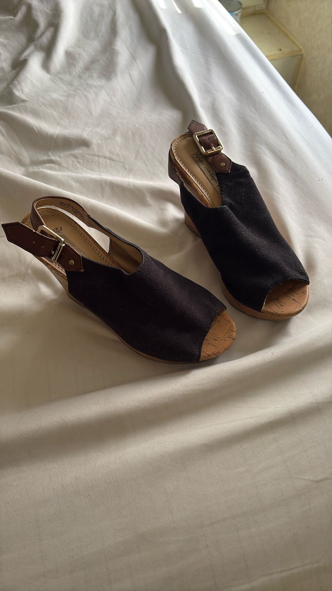 American Eagle Black And Tan Wedges Heels 