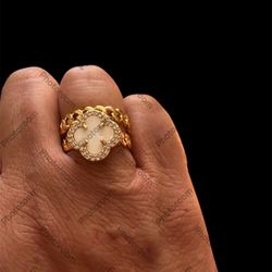  gold plated tarnish free. clover ring set size 7,8,9,10 