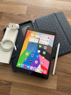 Apple iPad 8th Generation 32GB (Latest iOS 26) Logitech Keyboard case , Pencil & charger