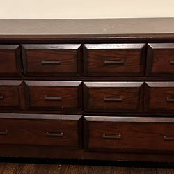 4 piece bedroom Set - Gorgeous 