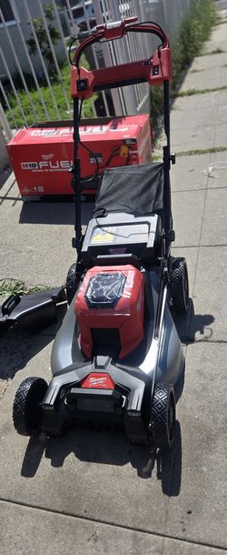 Podadora  milwokee  con 2 baterias de 5.0 horas y cargador doble