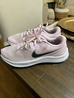 Nikes size 6.5 Y used can fit size 8