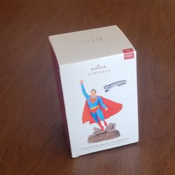 Hallmark Christopher Reeve As Superman The Movie Keepsake Ornament 2019 
New with box. UPC (contact info removed)40
Weight 5oz plus shipping materials