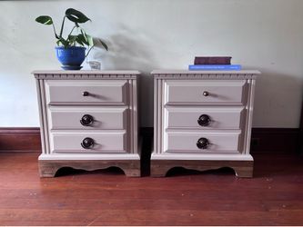 Broyhill Farmhouse Nightstands (Set of 2)